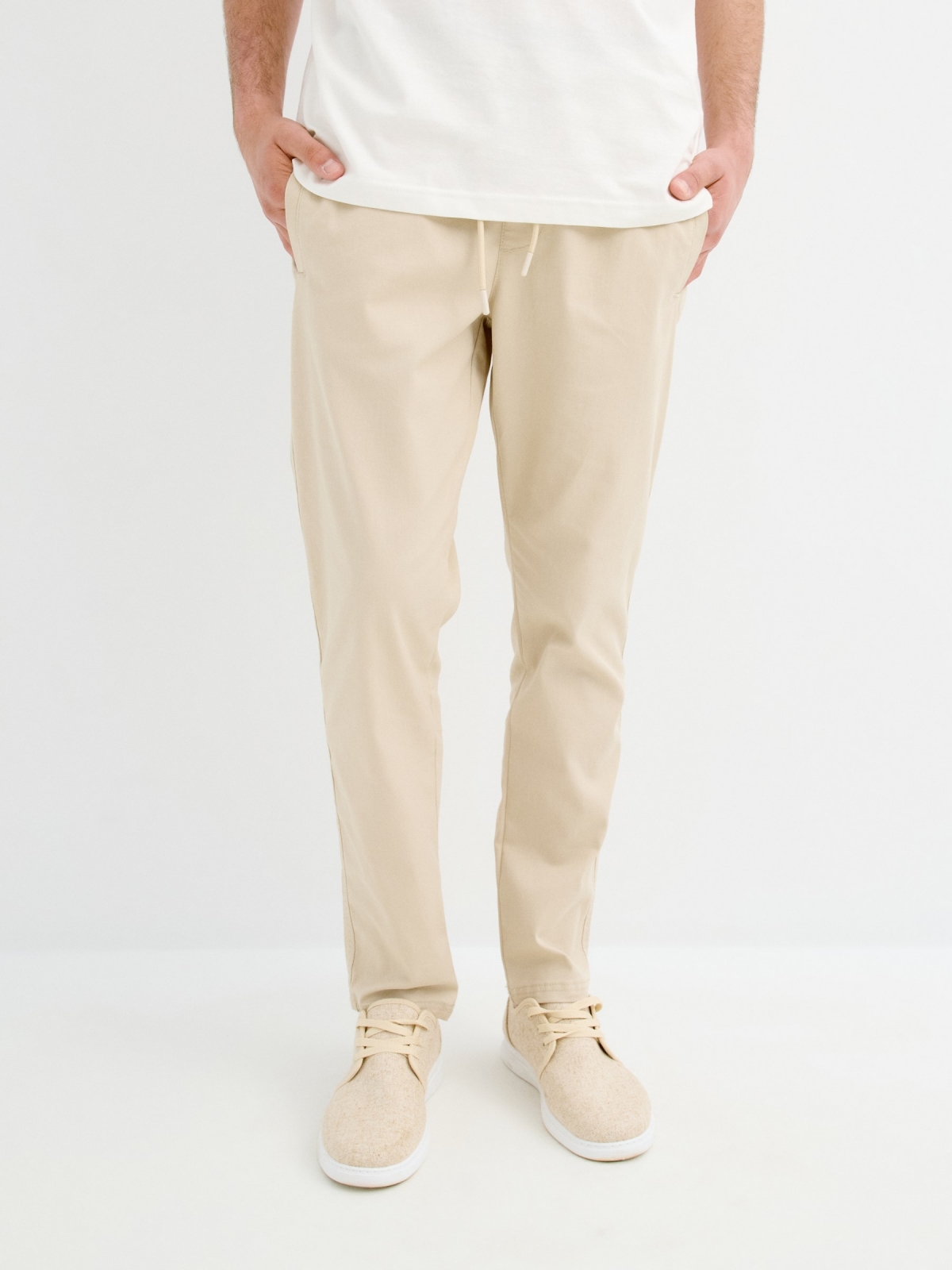 Pantalón jogger marfil vista media frontal