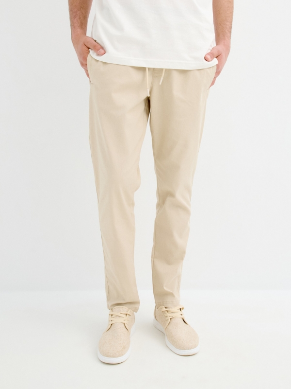 Pantalón jogger marfil vista media frontal