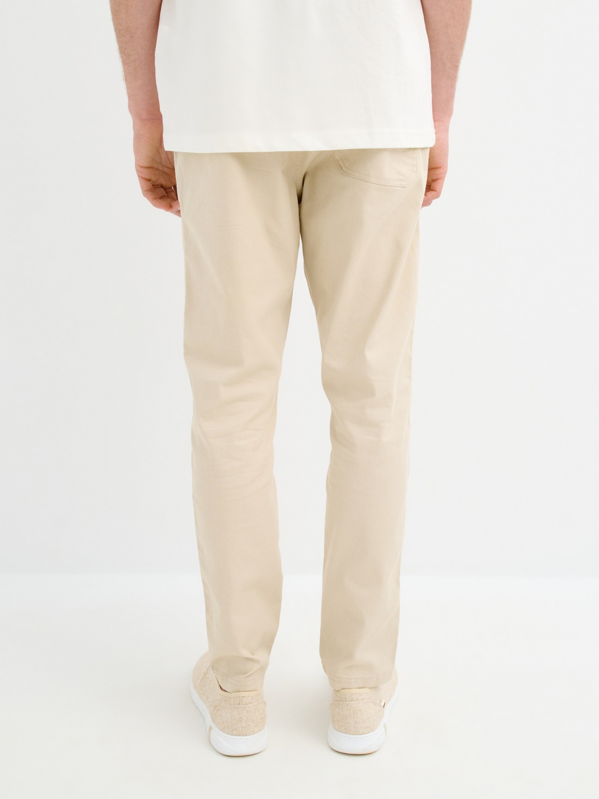 Calça jogger marfim vista meia traseira