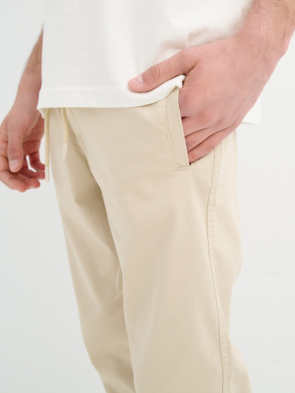 Pantalón jogger marfil vista detalle