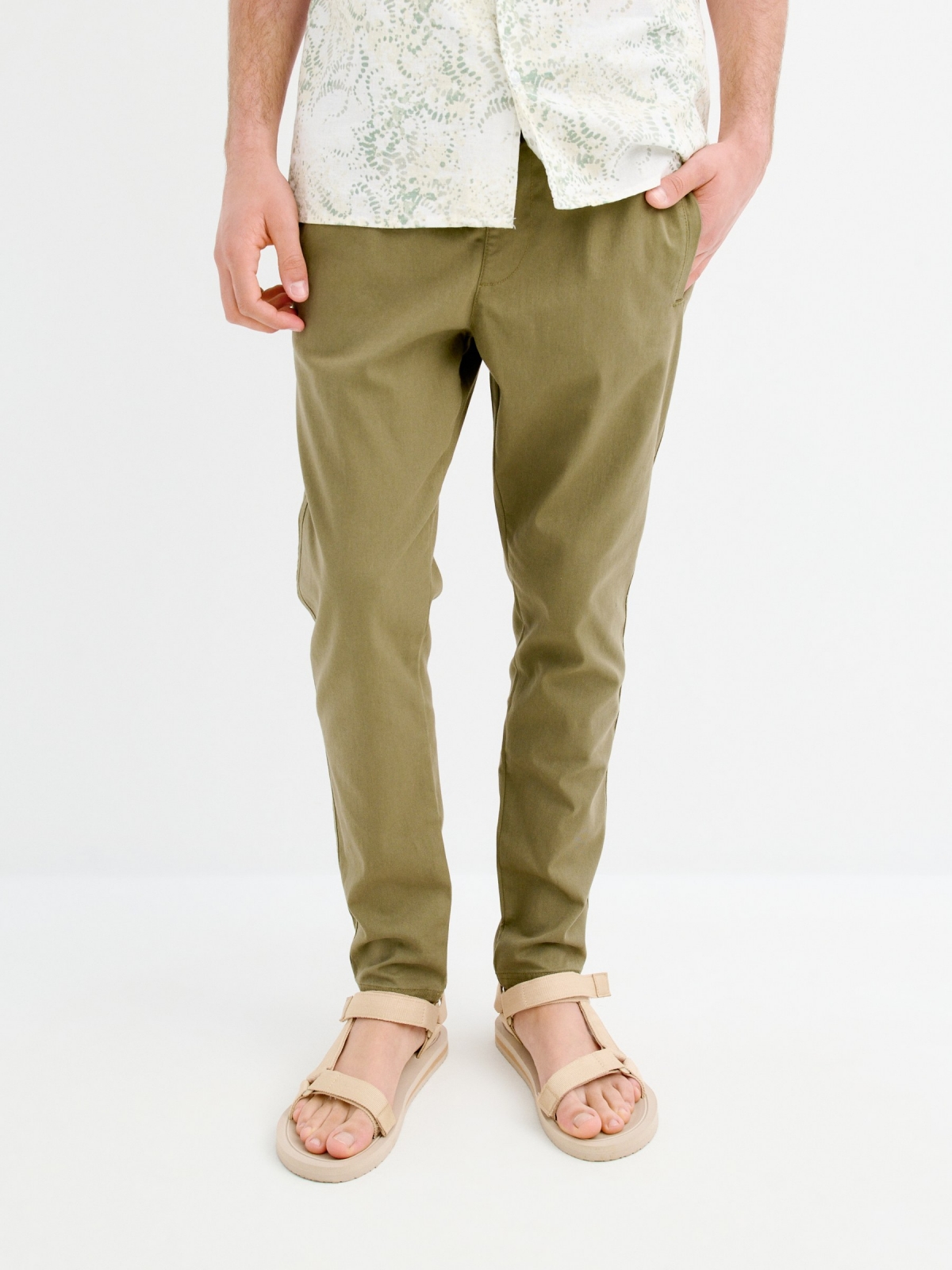 Pantalón jogger verde vista media frontal