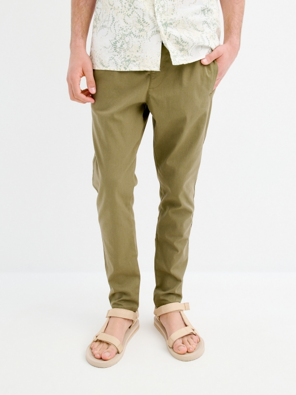 Pantalón jogger verde vista media frontal
