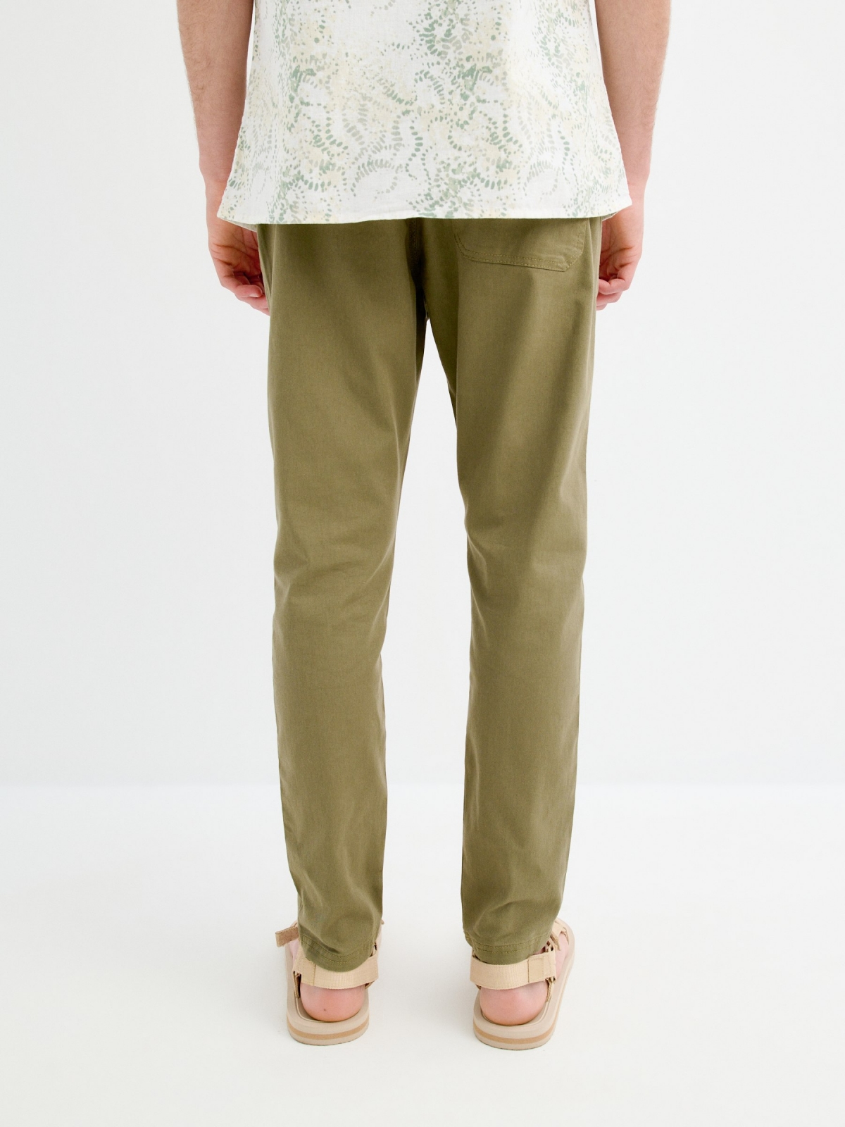 Pantalón jogger verde vista media trasera