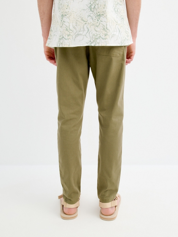 Pantalón jogger verde vista media trasera