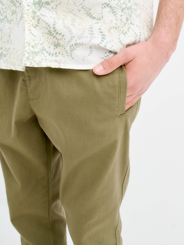 Pantalón jogger verde vista detalle