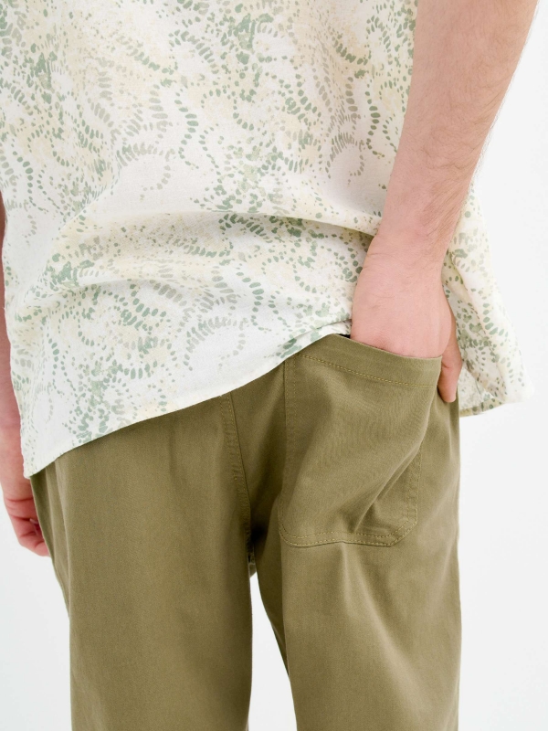 Pantalón jogger verde vista detalle