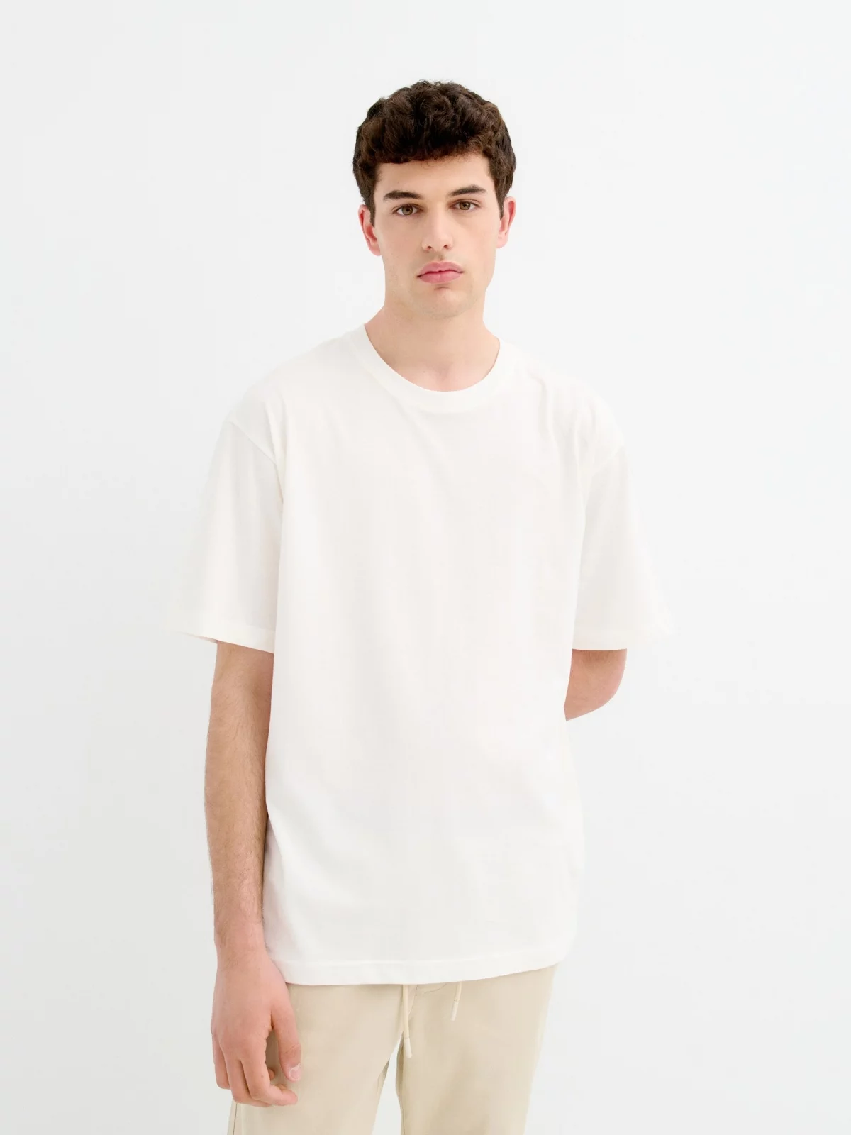Camiseta básica oversized off white vista meia frontal