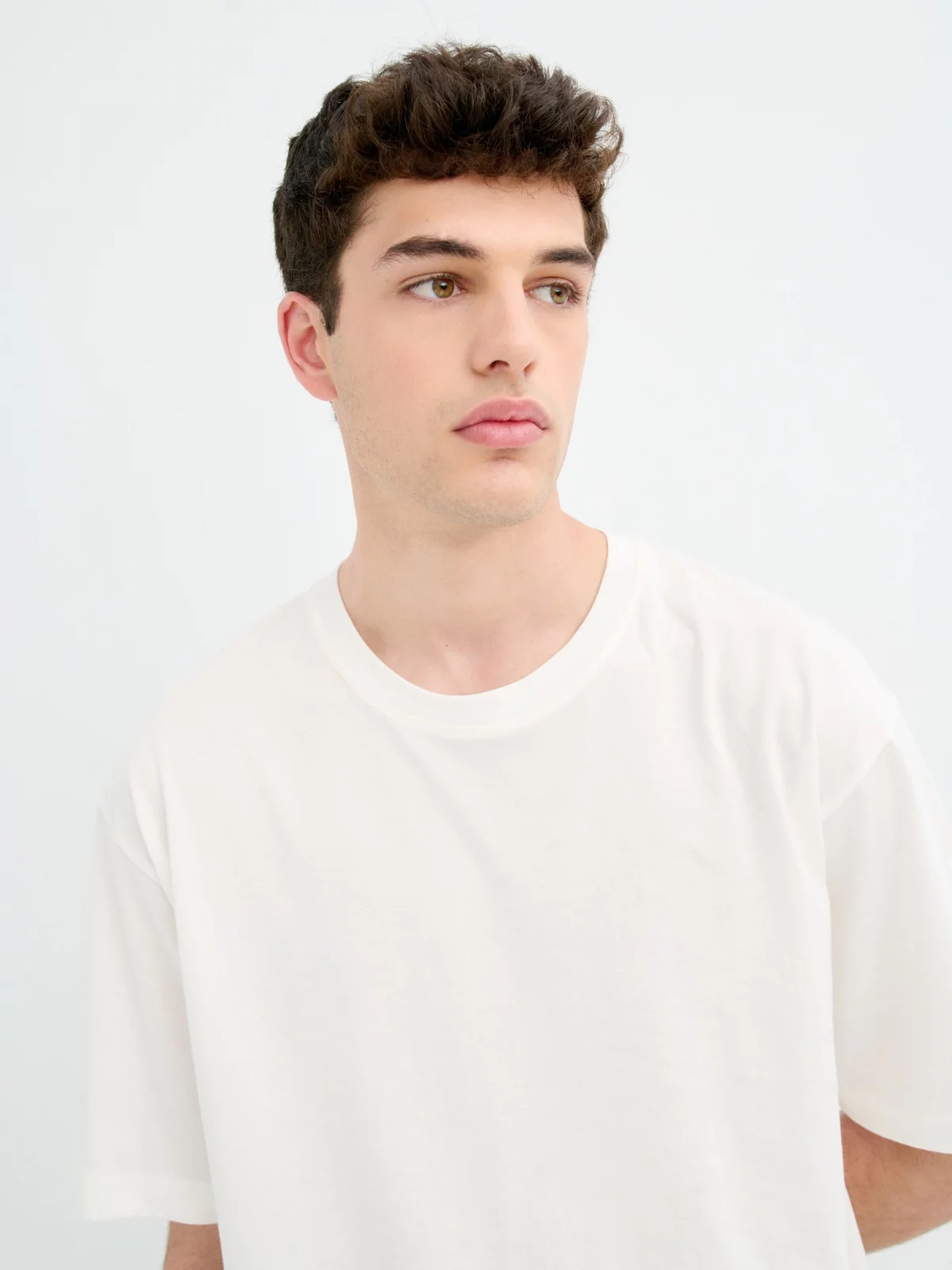 Camiseta básica oversized off white vista detalhe