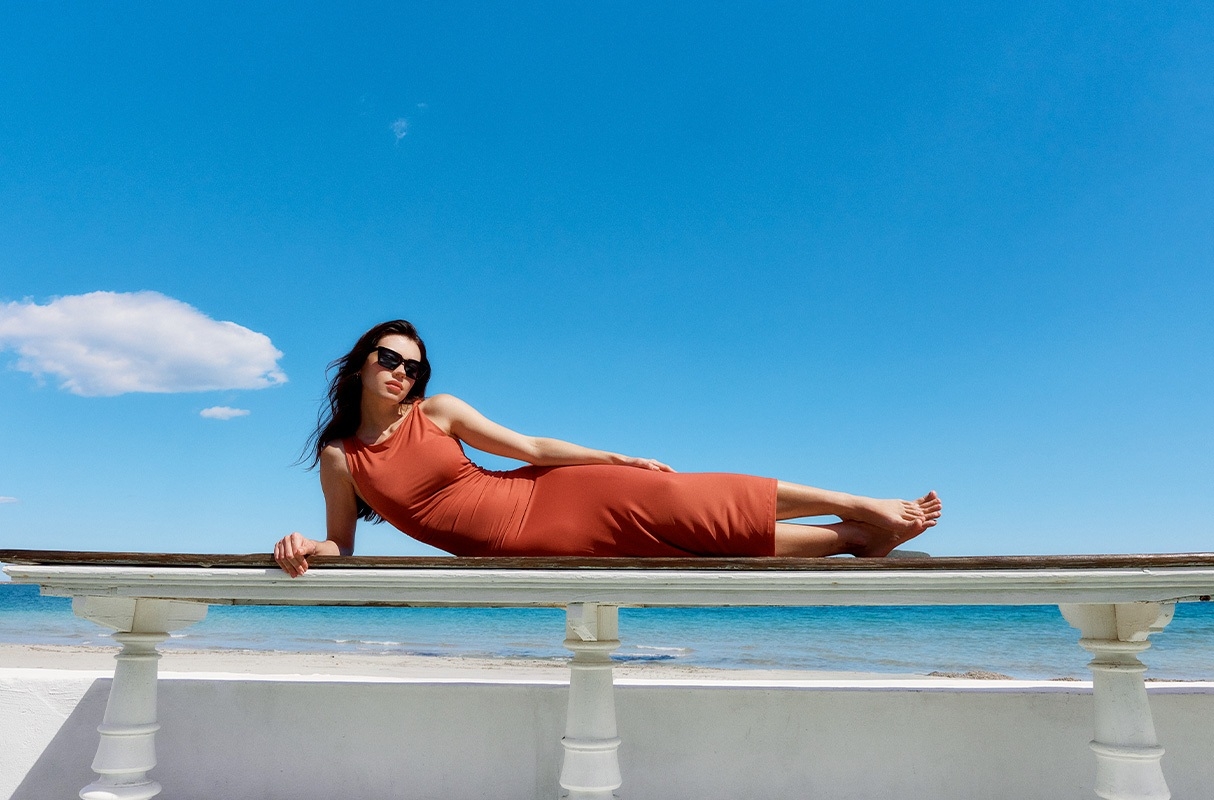 Vestido midi franzido terracota vista frontal três quartos