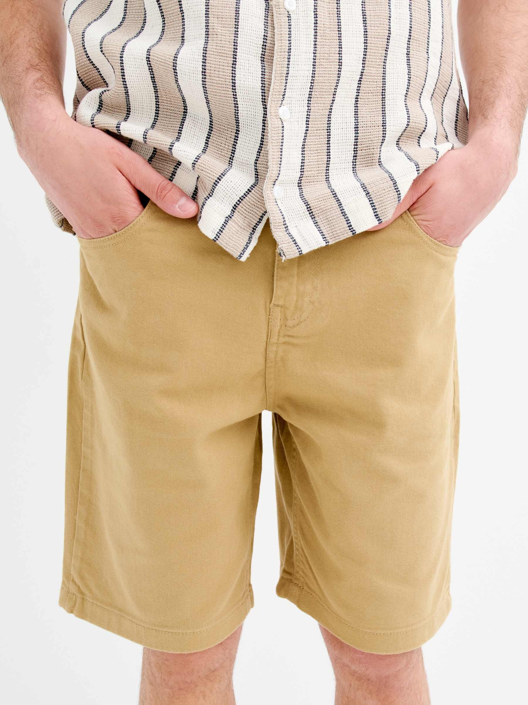 Bermudas cor baggy bege vista meia frontal