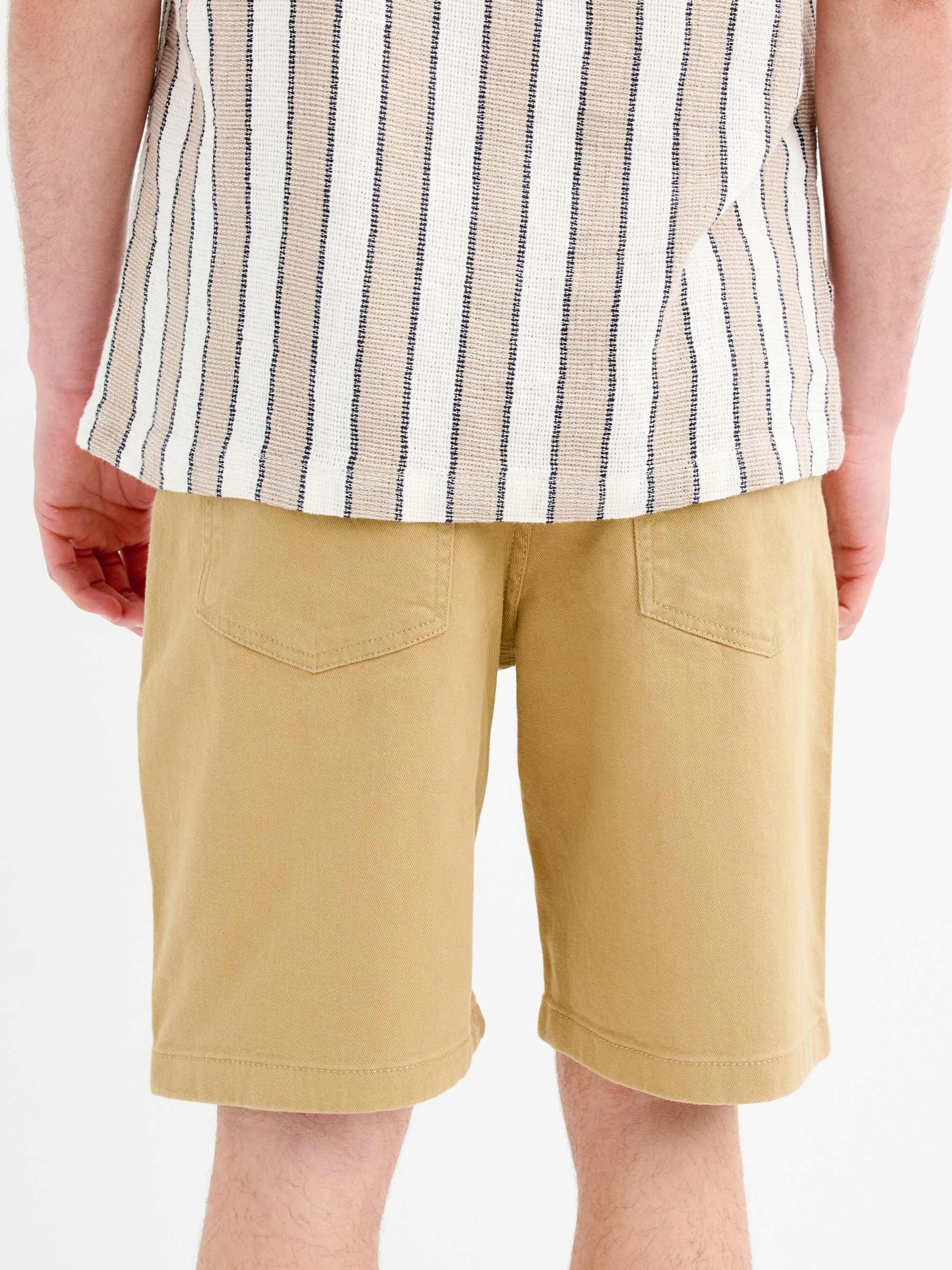 Bermudas color baggy beige vista media frontal