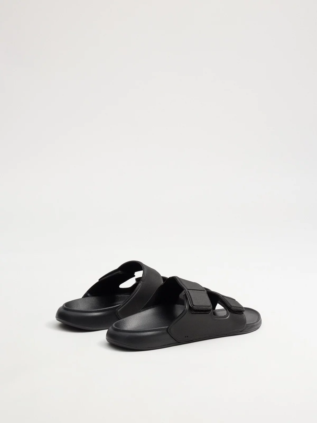 Chancla dos tiras velcro negro vista trasera 45º