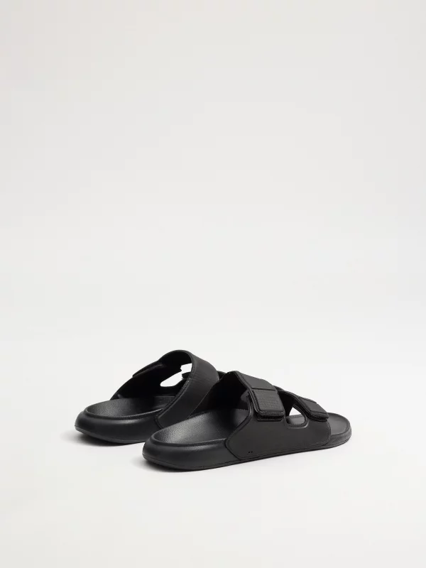Chancla dos tiras velcro negro vista trasera 45º