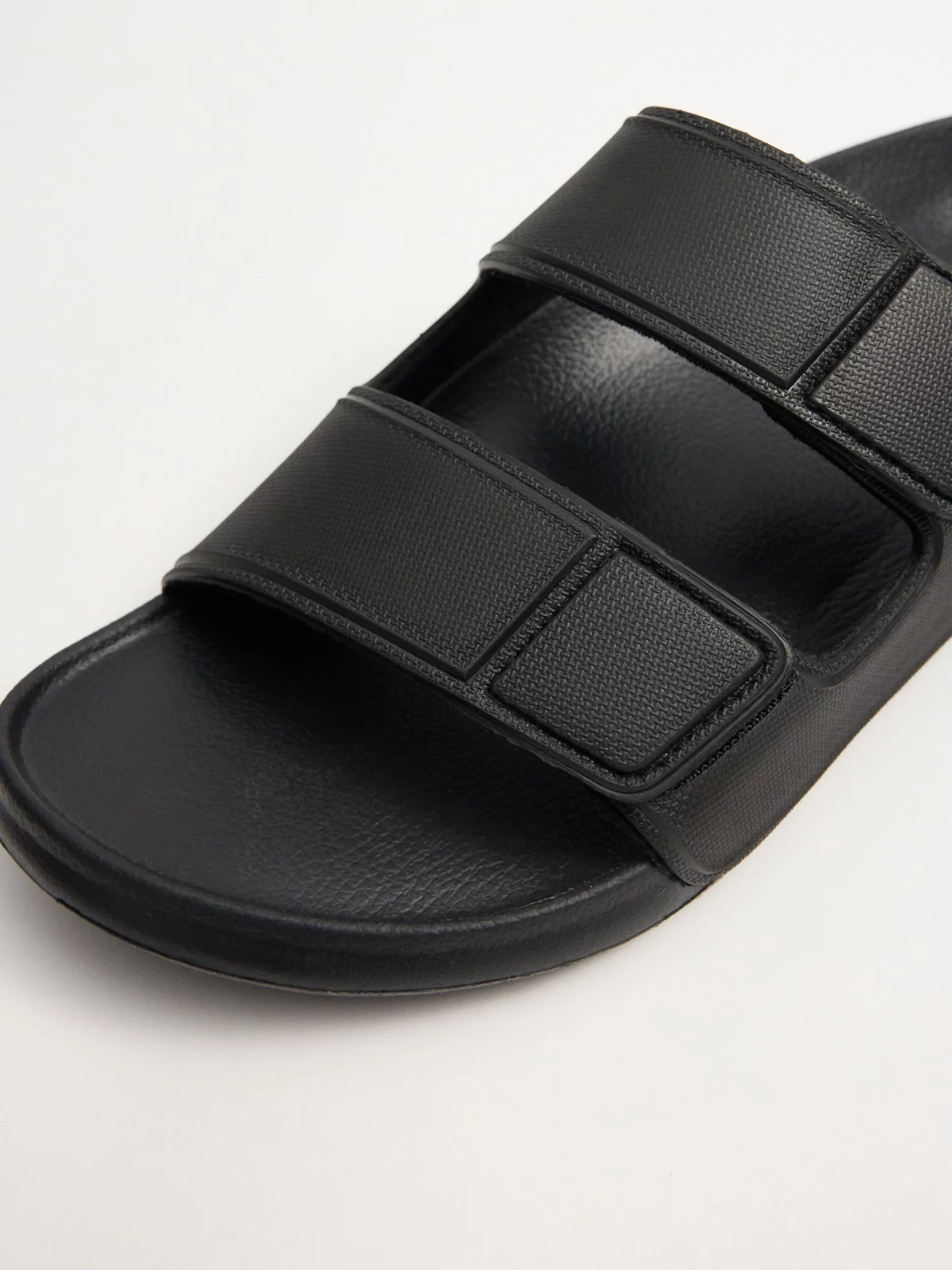 Chancla dos tiras velcro negro vista detalle
