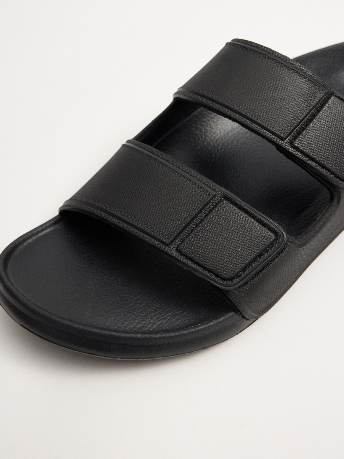 Sandália de tiras de velcro preto vista detalhe