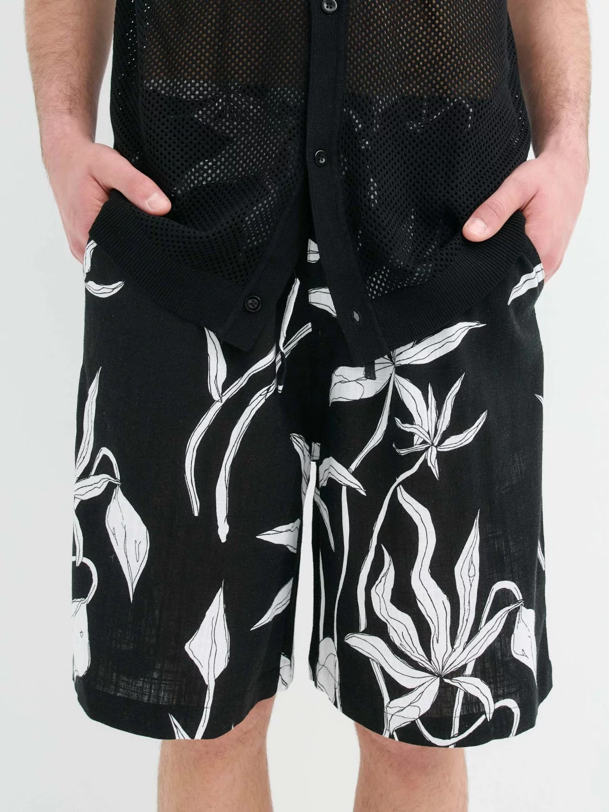Bermuda estampada preto vista detalhe frontal