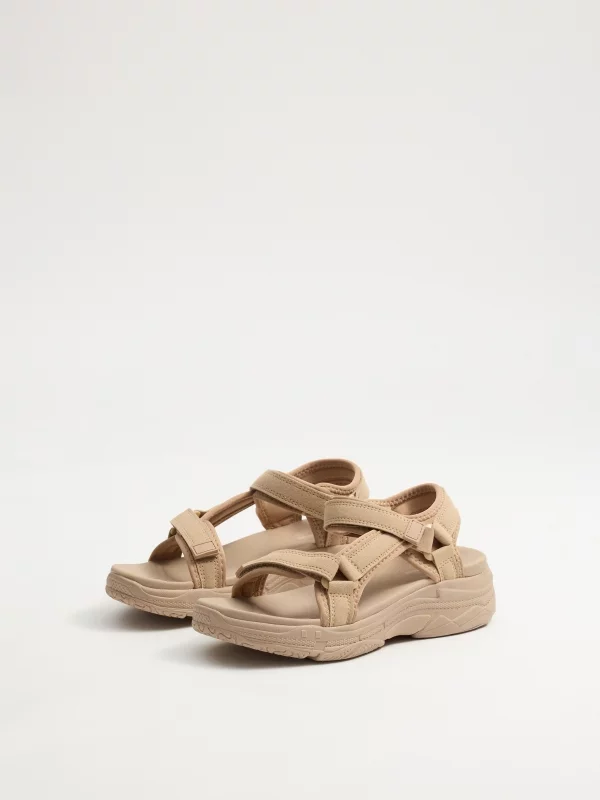 Sandalia sport crudo crudo vista frontal 45º