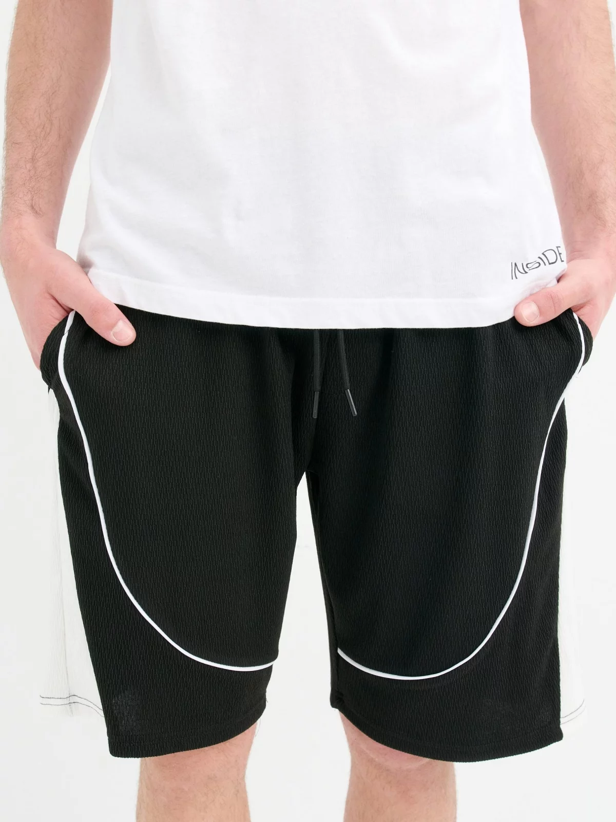 Bermuda jogger linea contraste negro vista media trasera
