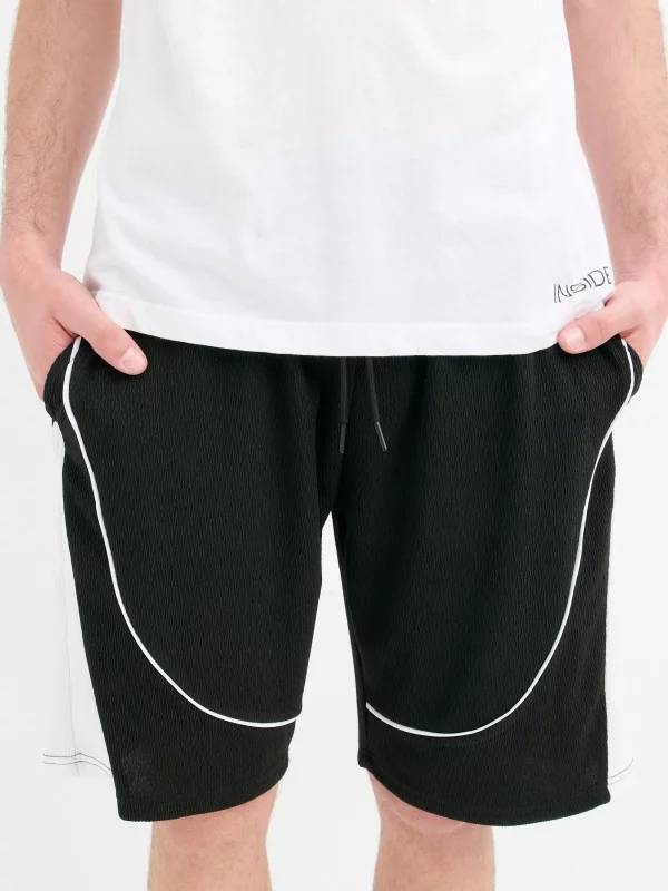 Bermuda jogger linea contraste negro vista media trasera