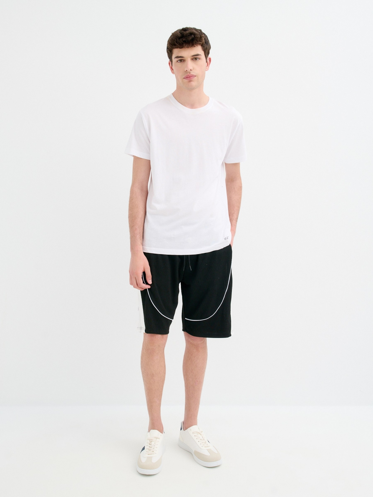 Bermuda jogger contrast line black front detail view