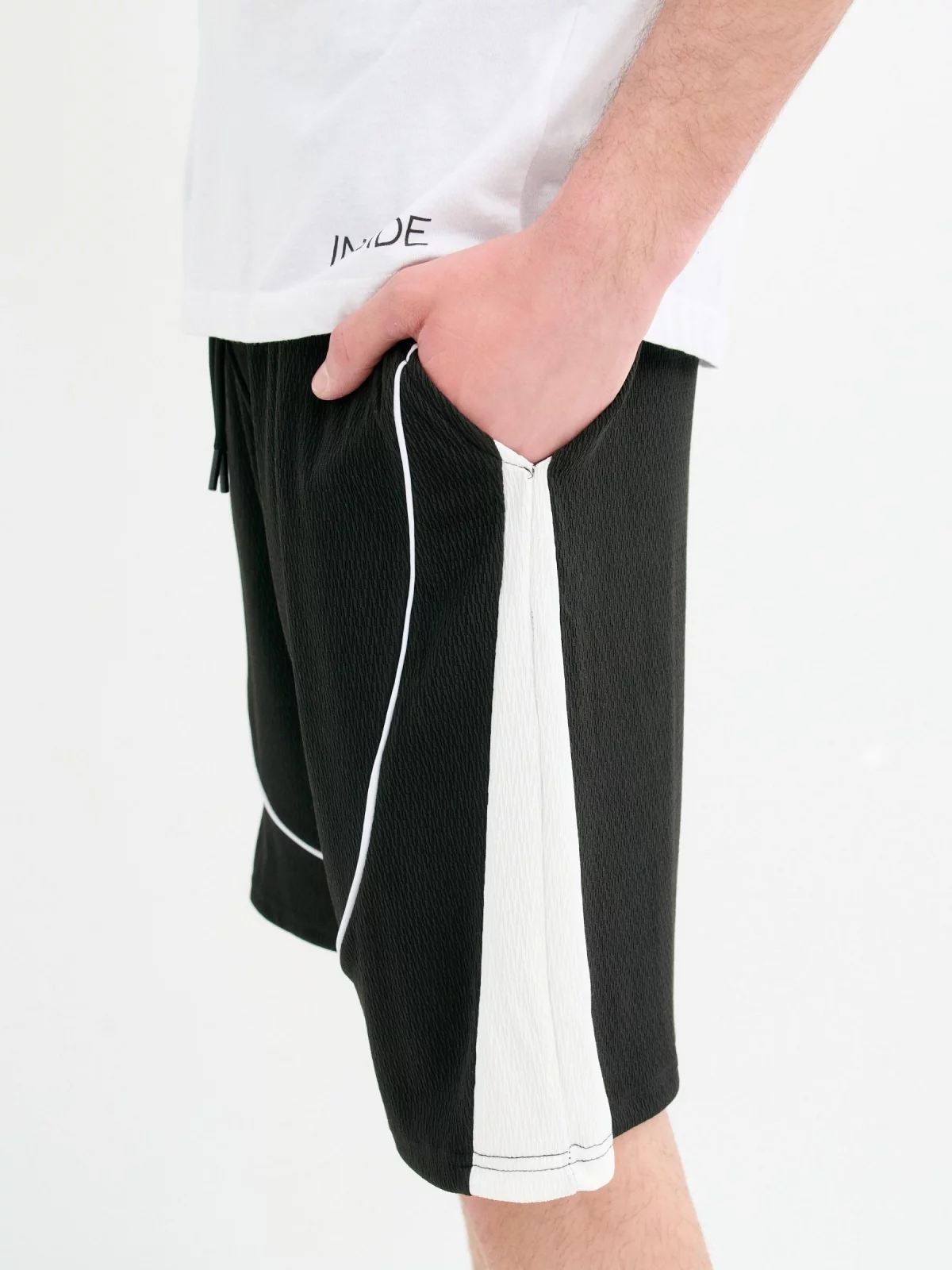Bermuda jogger linea contraste negro vista detalle trasero