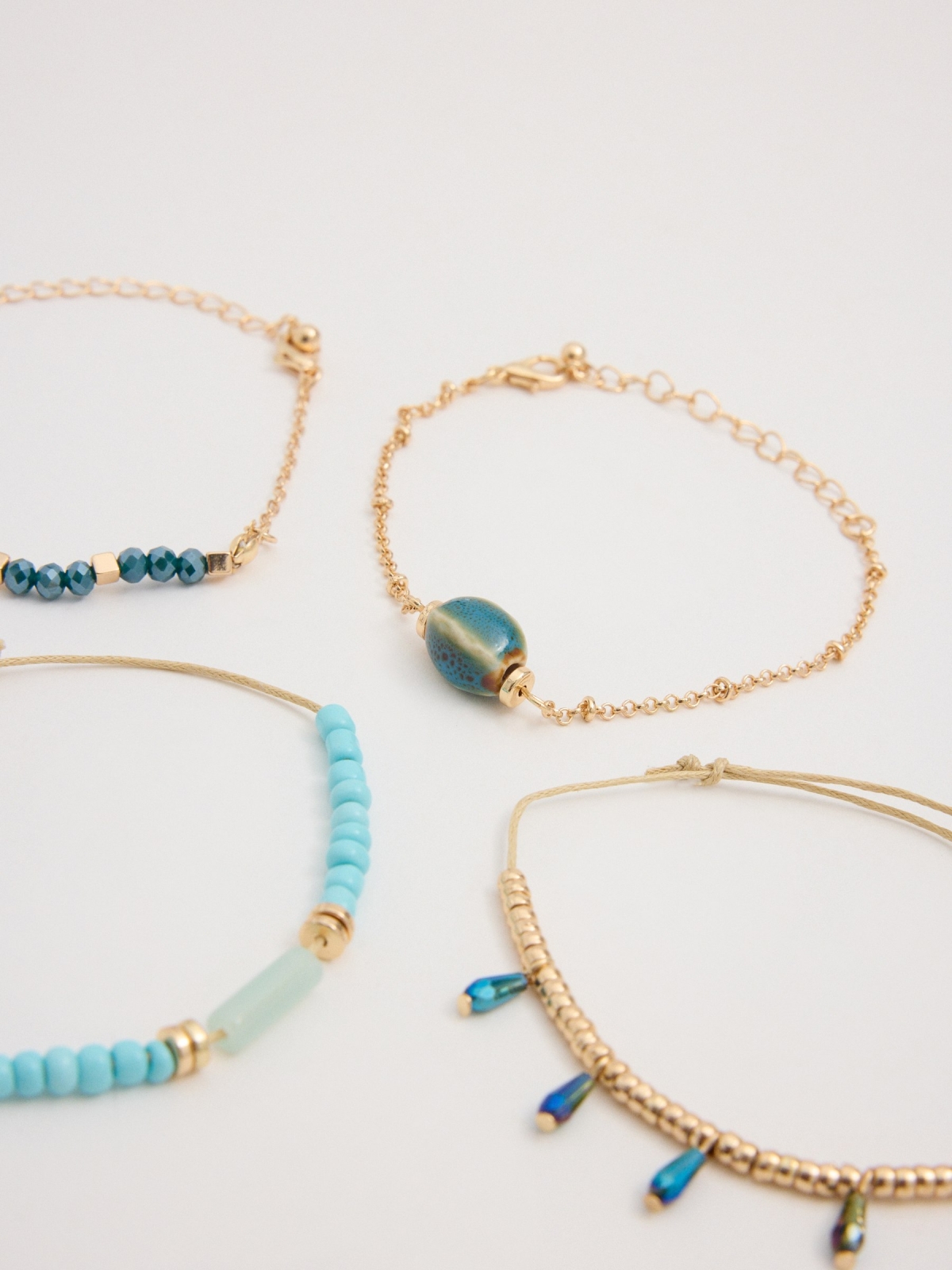 Set cuatro pulseras multicolor vista detalle
