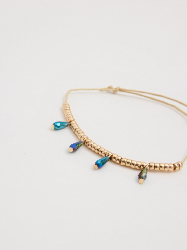 Coloque quatro pulseiras multicolorido vista detalhe