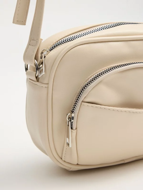 Bolsa tiracolo de couro sintético marfim branco vista geral traseira
