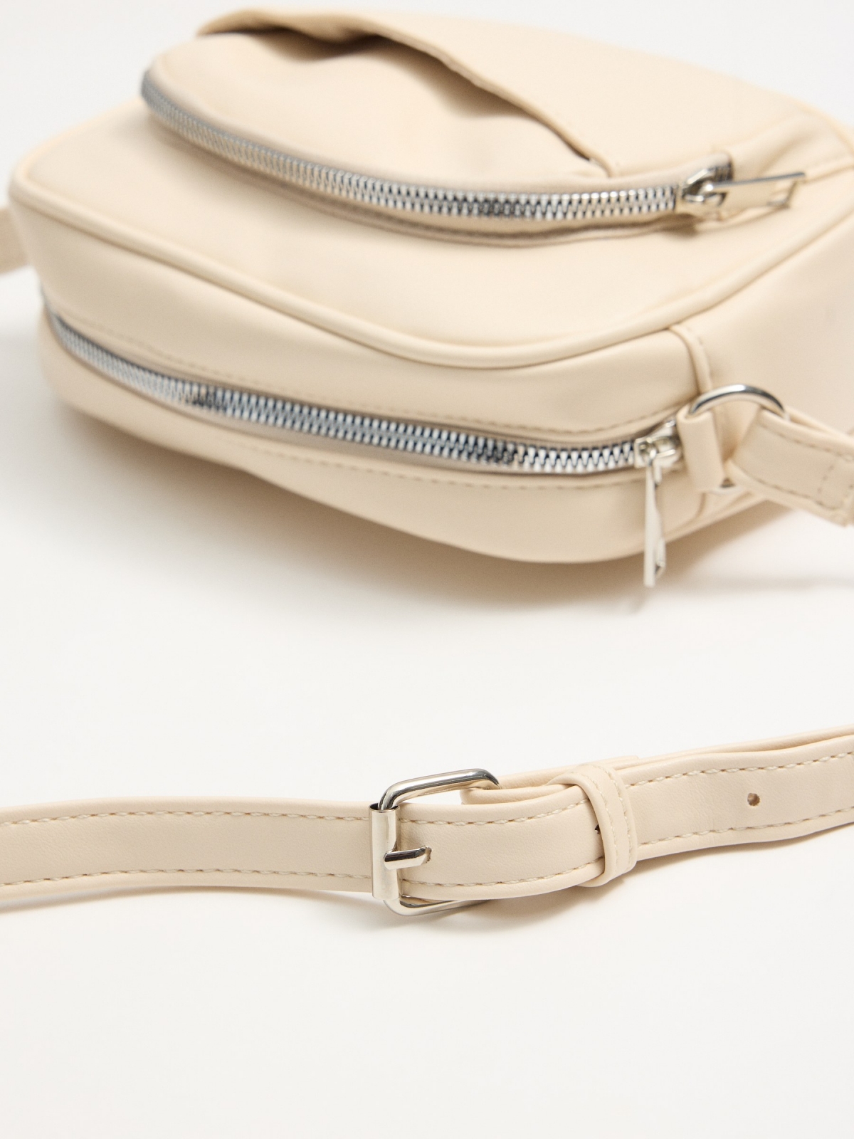 Bolso bandolera polipiel marfil blanco vista lateral 45º
