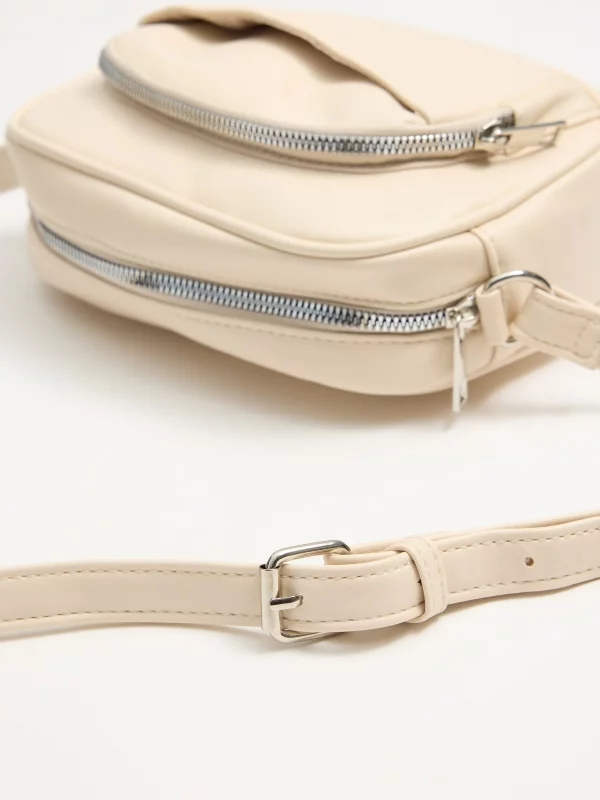 Bolsa tiracolo de couro sintético marfim branco vista lateral 45º