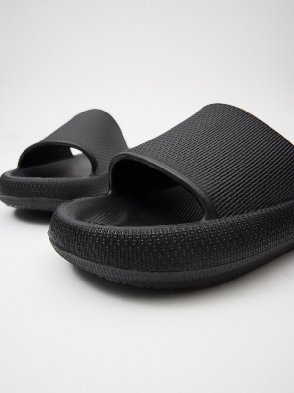 Comfort beach sandals black detail view