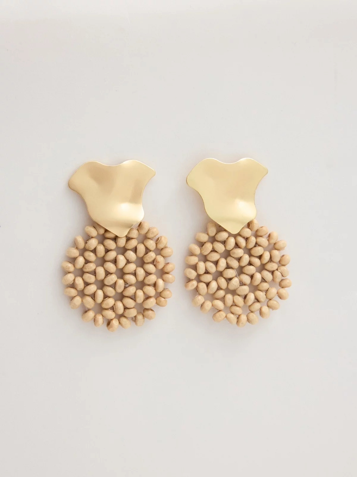 Pendientes cuentas y metal beige vista general