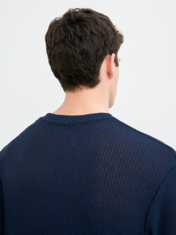 Camiseta punto texturizada azul marino vista detalle