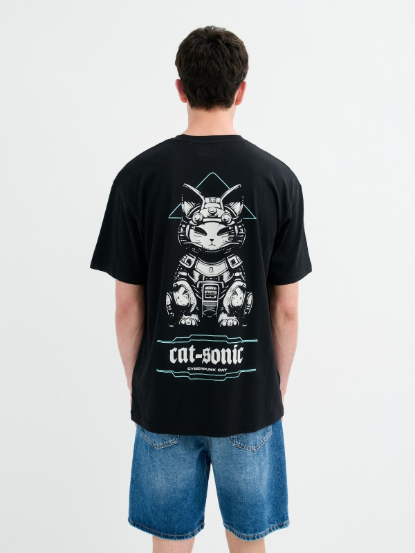 Camiseta estampado futurista negro vista media trasera