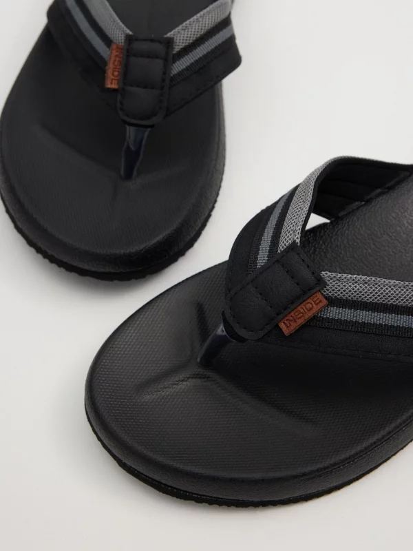 Chinelos dedo esportivos preto vista detalhe