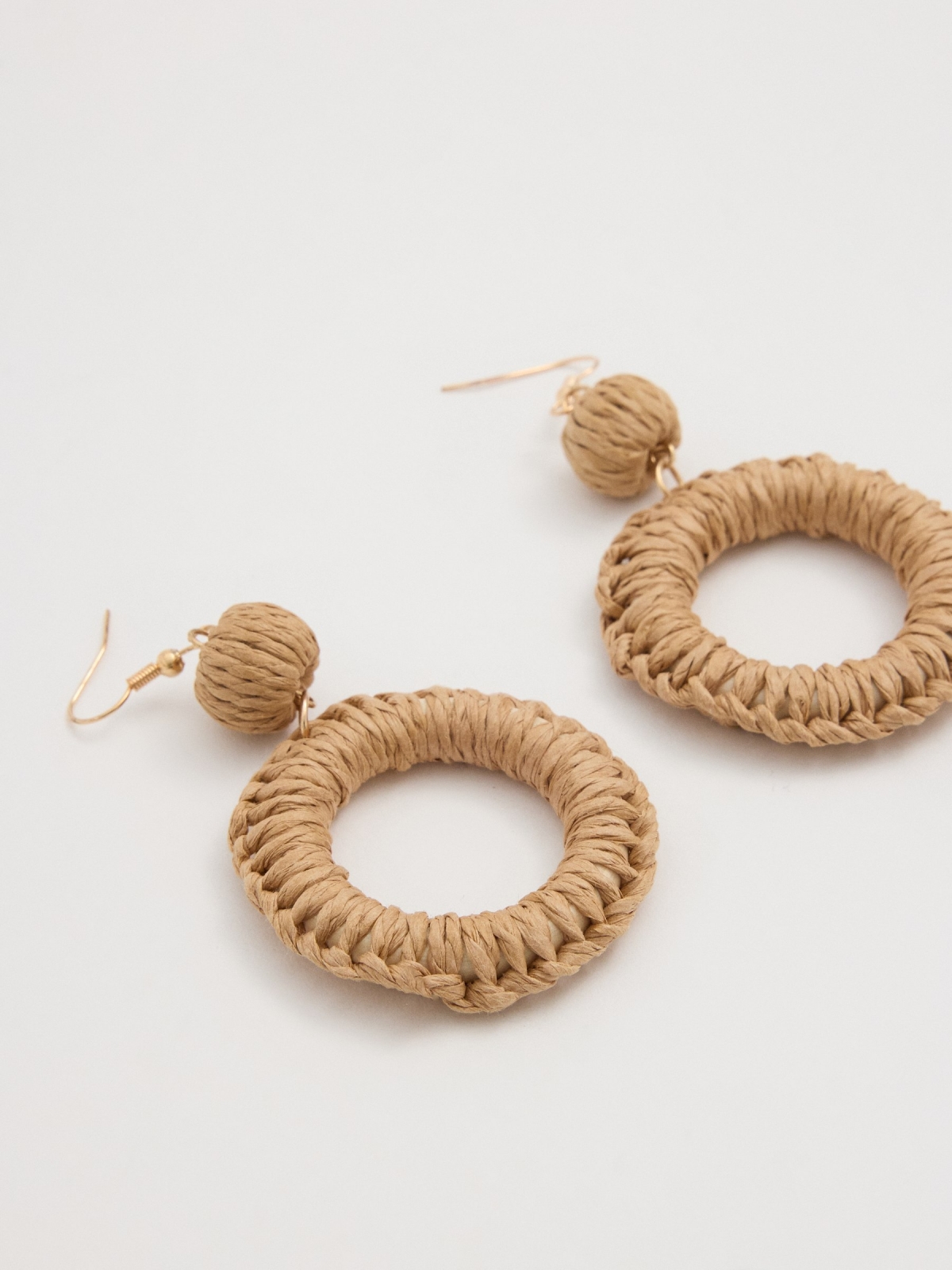 Pendientes circular fibra trenzada beige vista detalle