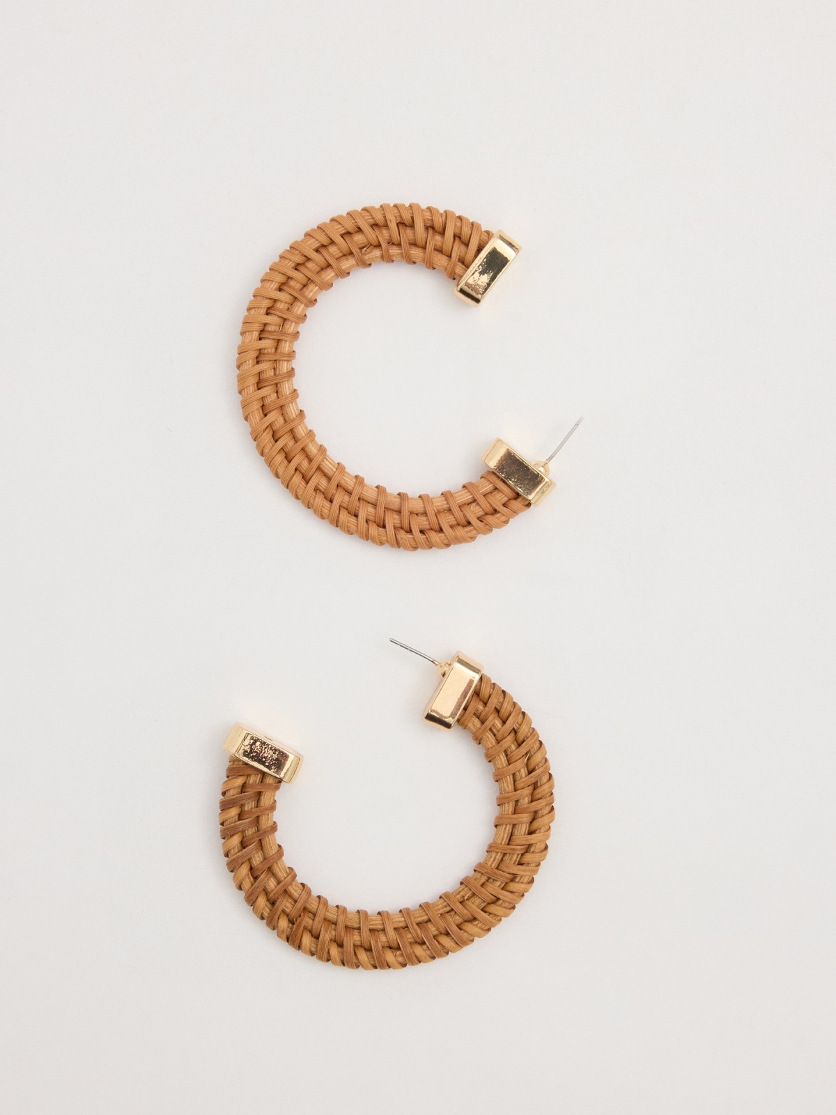 Pendientes aro semicircular madera beige vista detalle