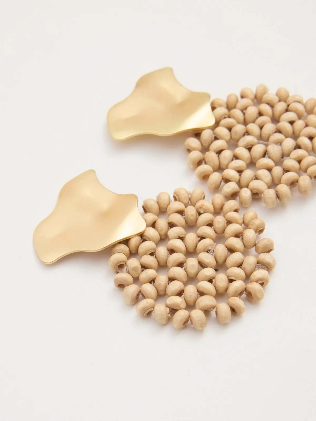 Pendientes cuentas y metal beige vista detalle