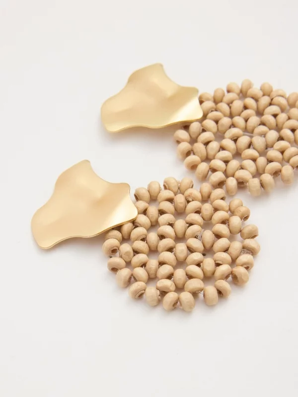 Pendientes cuentas y metal beige vista detalle