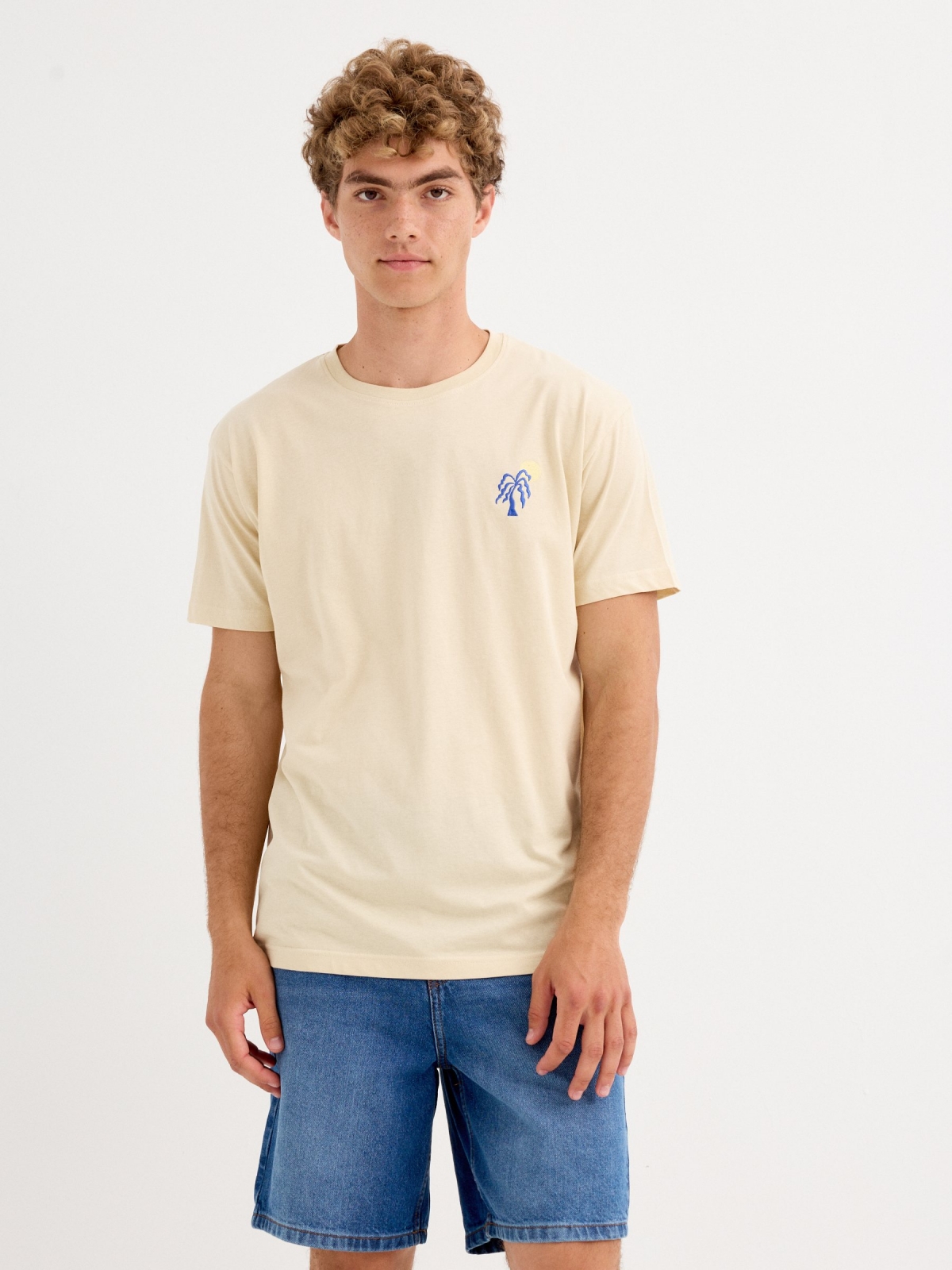 Camiseta palmera arena vista media frontal