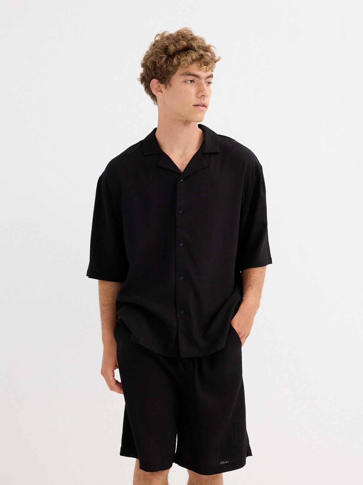 Camisa de manga curta preta preto vista meia frontal
