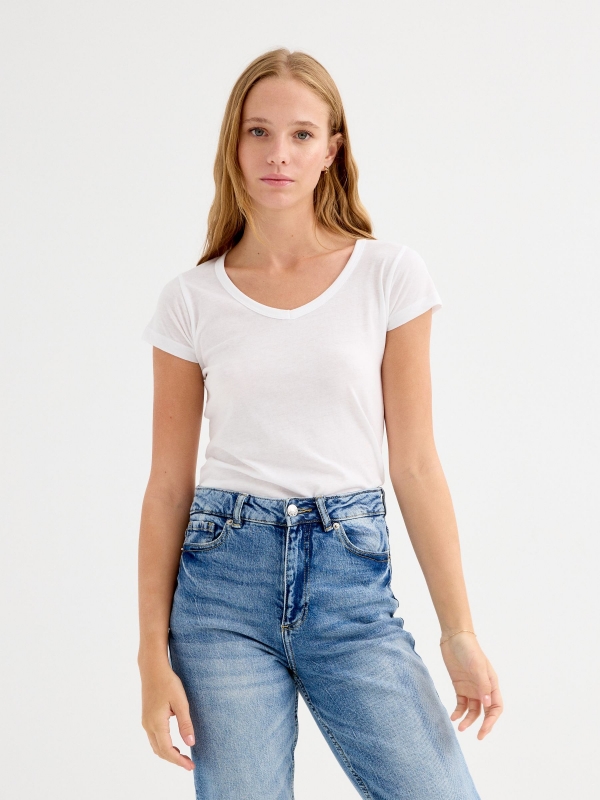 T-shirt básica decote em V branco vista meia frontal