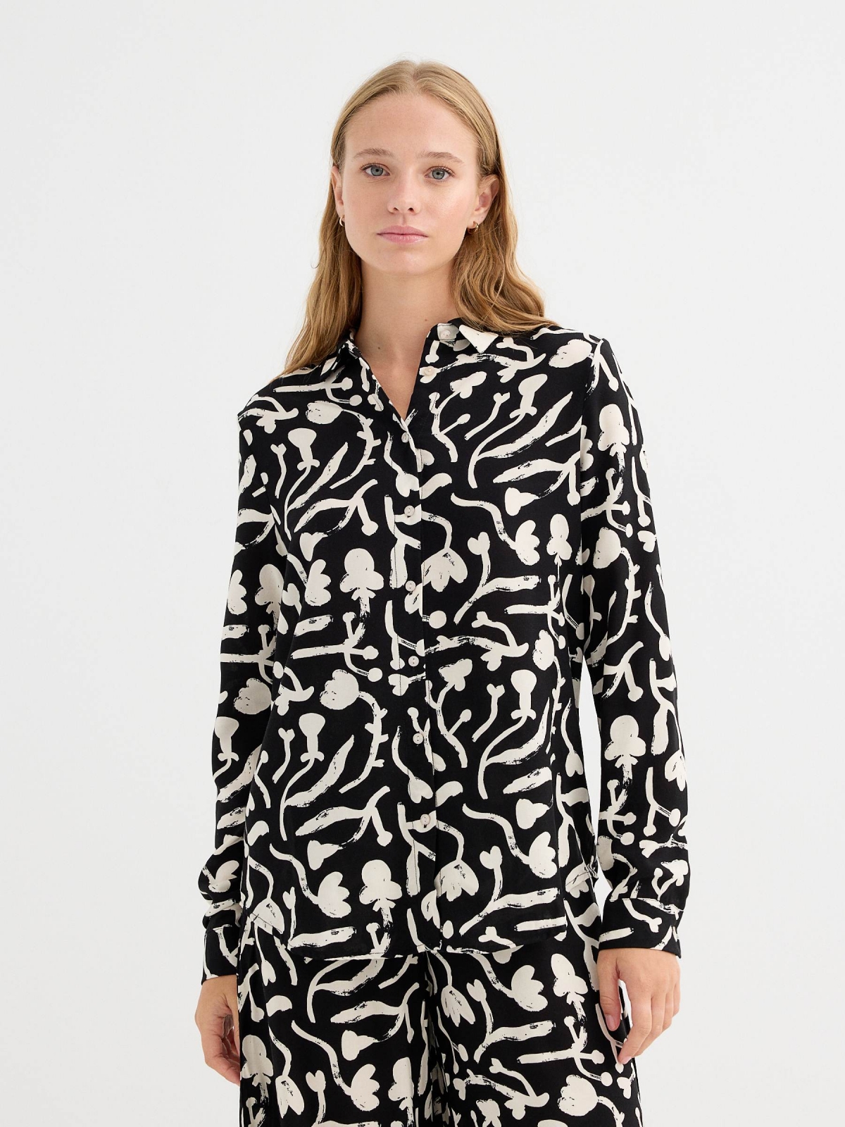 Long-sleeve printed shirt black middle front view