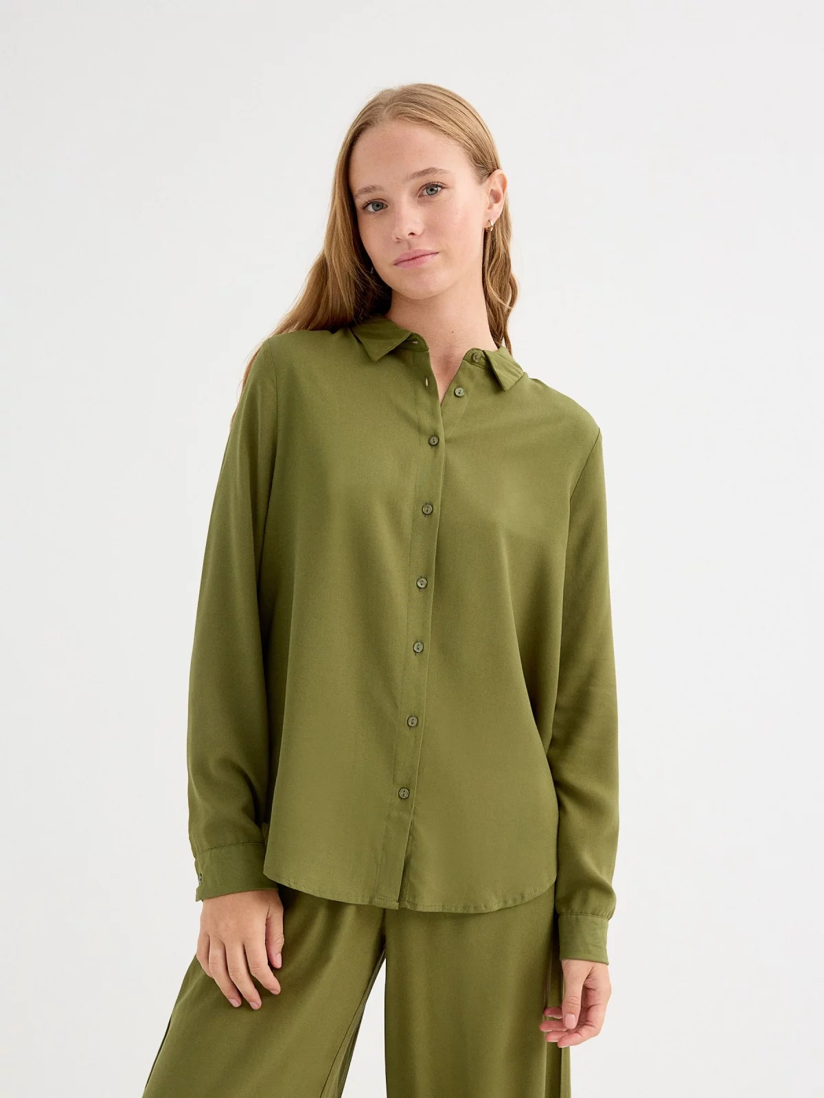 Camisa manga larga fluida verde vista media frontal