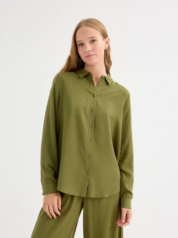 Camisa manga larga fluida verde vista media frontal