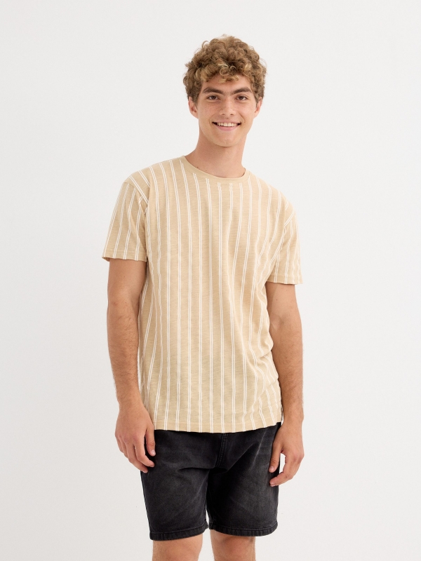 Camiseta listras verticais areia vista meia frontal