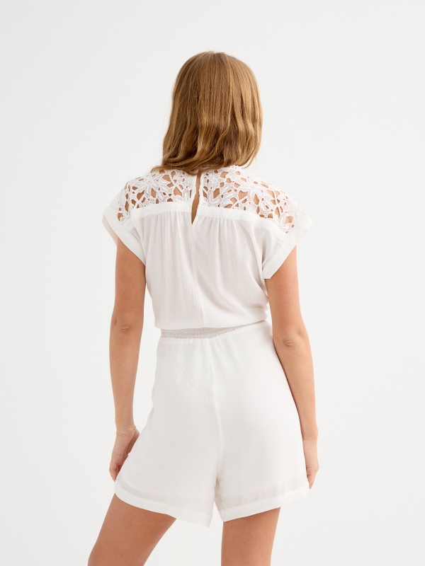 Mono corto crochet blanco vista media frontal
