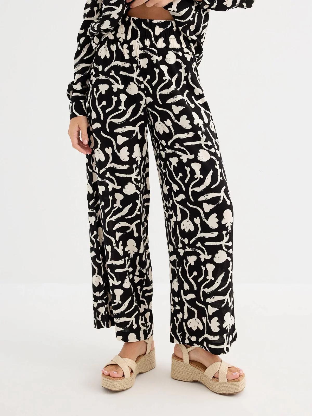 Printed wide leg pants black middle front view