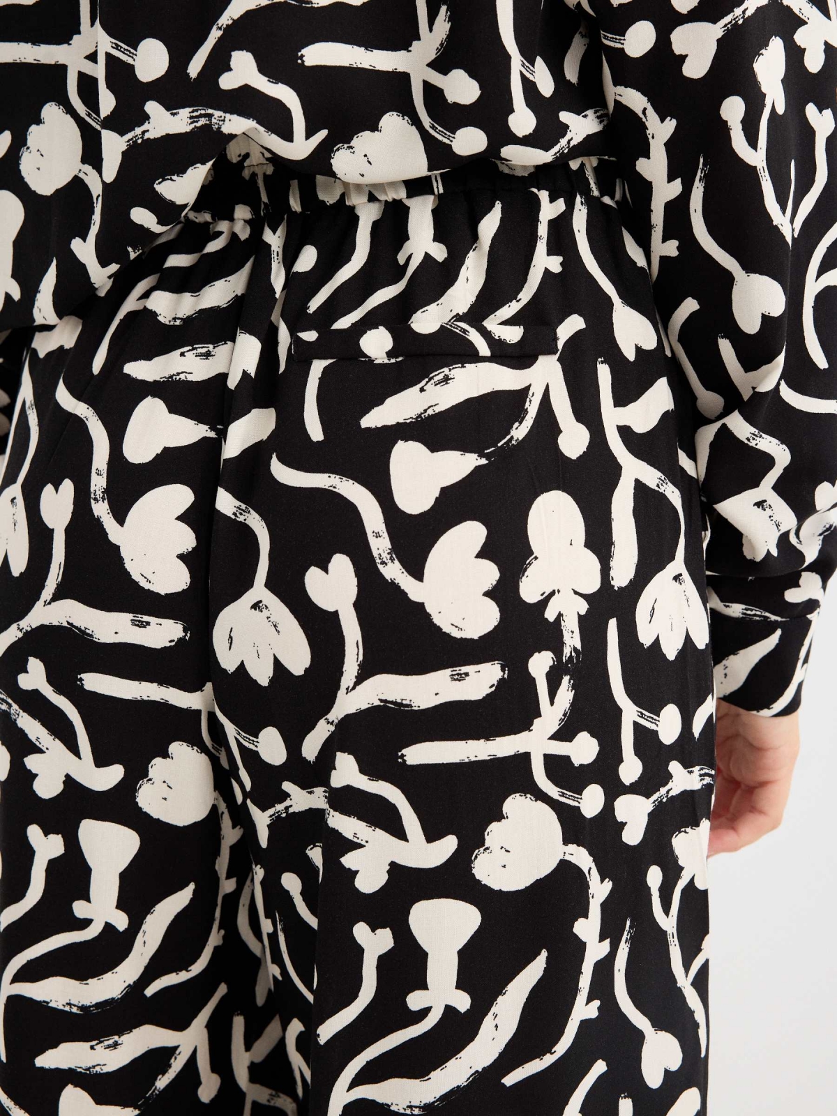 Printed wide leg pants black detail view