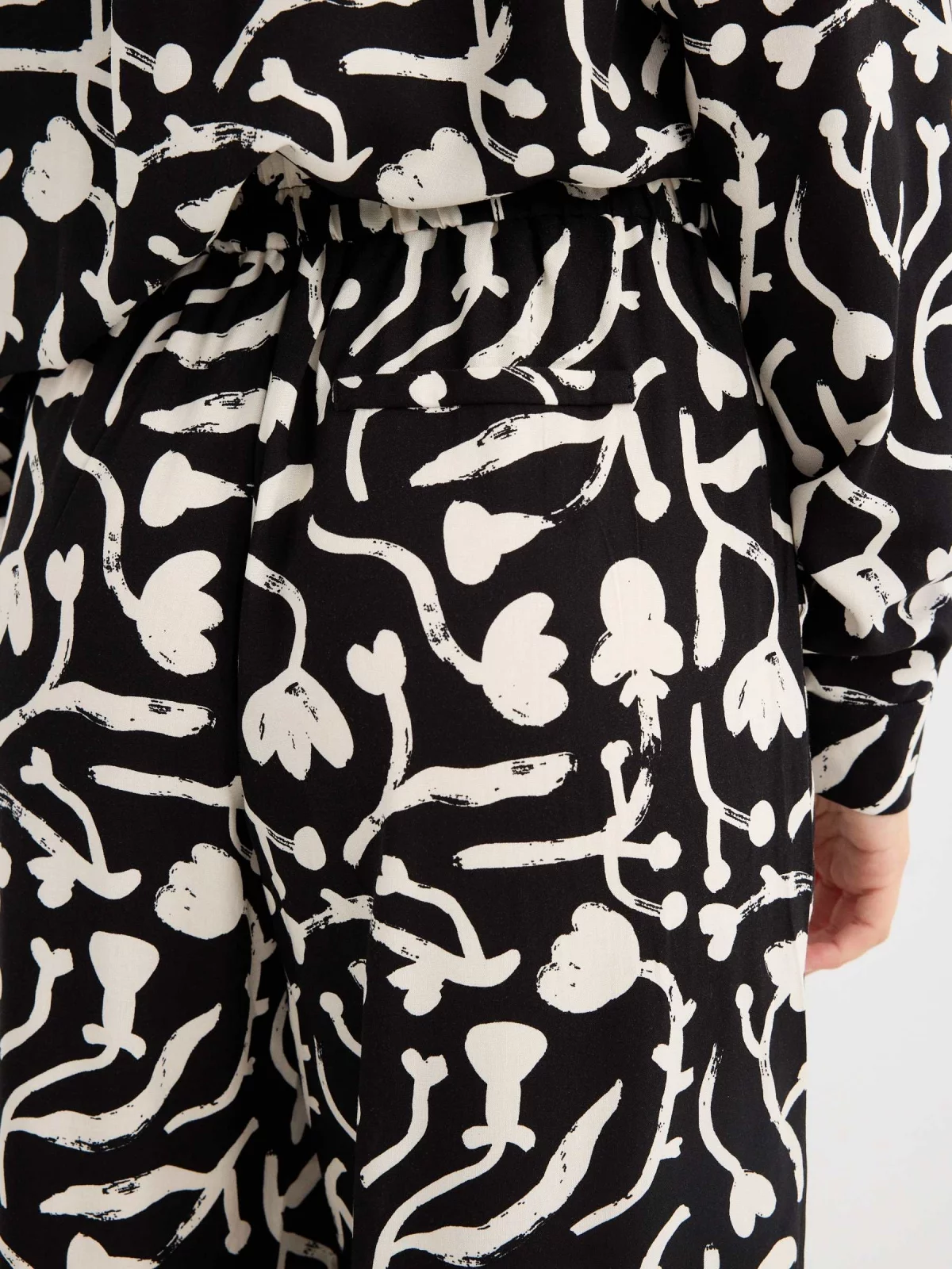 Printed wide leg pants black detail view